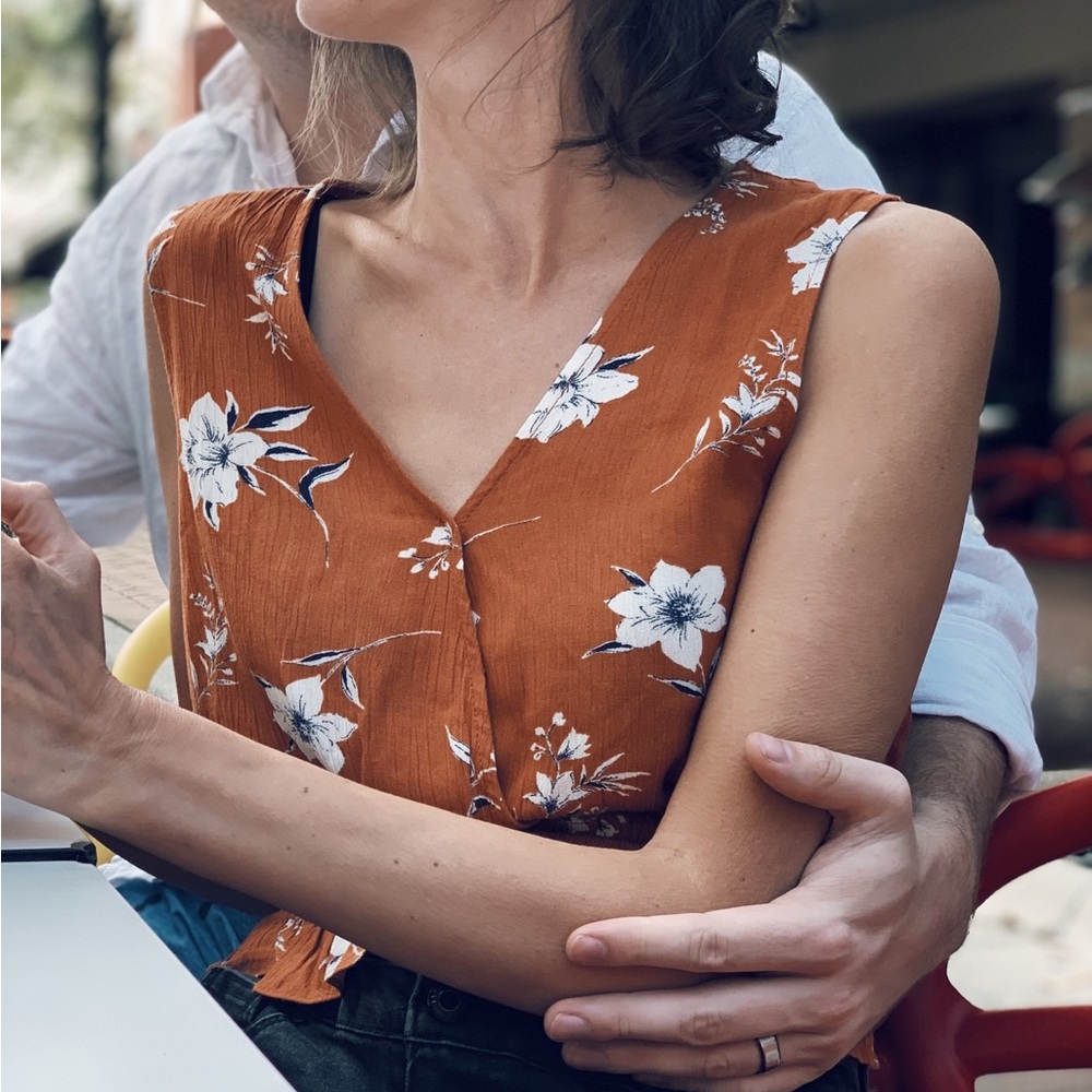 🌟3 for $30🌟| Paper Crane | Floral Sleeveless V-Neck Top | Rust/White | L